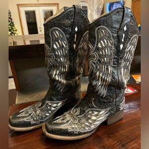 Corral black boots with cross and wings